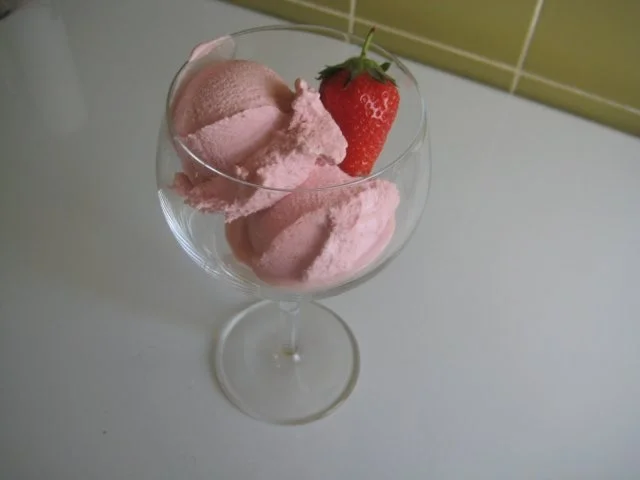 Rezept: Erdbeereis mit Basilikum Bild Nr. 2 Erdbeereis mit Basilikum - Rezept - Bild Nr. 2