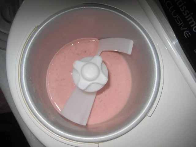 Rezept: Erdbeereis mit Basilikum Bild Nr. 8 Erdbeereis mit Basilikum - Rezept - Bild Nr. 8