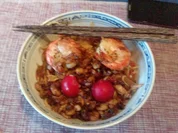 NUDELWOK SZECHUAN MIT MARINIERTEN MEERESFRÜCHTEN UND SCAMPI IN SCHALE GEWORFEN - Rezept