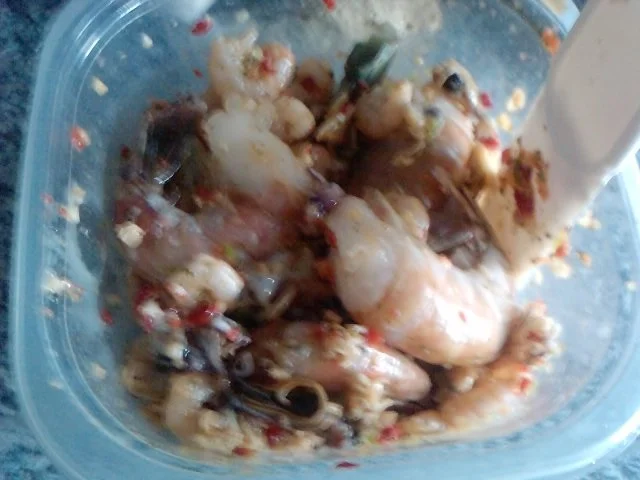 Rezept: NUDELWOK SZECHUAN MIT MARINIERTEN MEERESFRÜCHTEN UND SCAMPI IN SCHALE GEWORFEN Bild Nr. 3 NUDELWOK SZECHUAN MIT MARINIERTEN MEERESFRÜCHTEN UND SCAMPI IN SCHALE GEWORFEN - Rezept - Bild Nr. 3