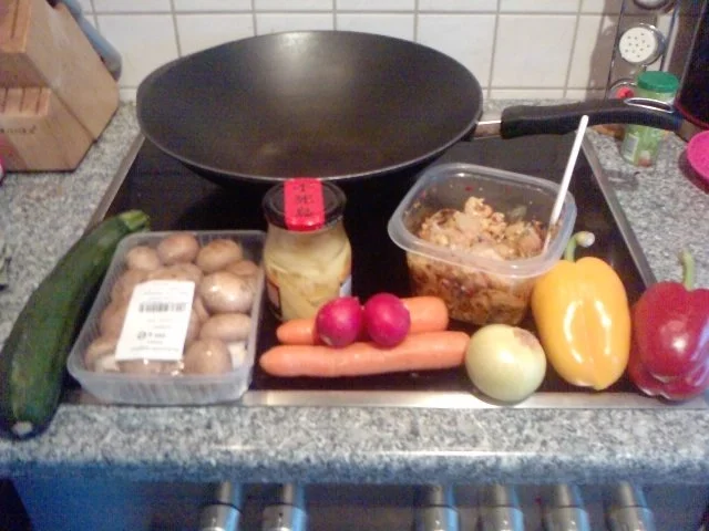 Rezept: NUDELWOK SZECHUAN MIT MARINIERTEN MEERESFRÜCHTEN UND SCAMPI IN SCHALE GEWORFEN Bild Nr. 4 NUDELWOK SZECHUAN MIT MARINIERTEN MEERESFRÜCHTEN UND SCAMPI IN SCHALE GEWORFEN - Rezept - Bild Nr. 4