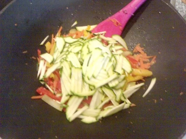 Rezept: NUDELWOK SZECHUAN MIT MARINIERTEN MEERESFRÜCHTEN UND SCAMPI IN SCHALE GEWORFEN Bild Nr. 7 NUDELWOK SZECHUAN MIT MARINIERTEN MEERESFRÜCHTEN UND SCAMPI IN SCHALE GEWORFEN - Rezept - Bild Nr. 7