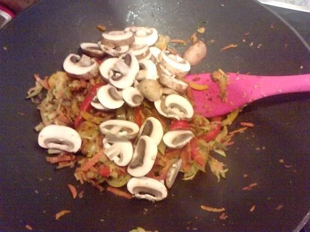 Rezept: NUDELWOK SZECHUAN MIT MARINIERTEN MEERESFRÜCHTEN UND SCAMPI IN SCHALE GEWORFEN Bild Nr. 9 NUDELWOK SZECHUAN MIT MARINIERTEN MEERESFRÜCHTEN UND SCAMPI IN SCHALE GEWORFEN - Rezept - Bild Nr. 9