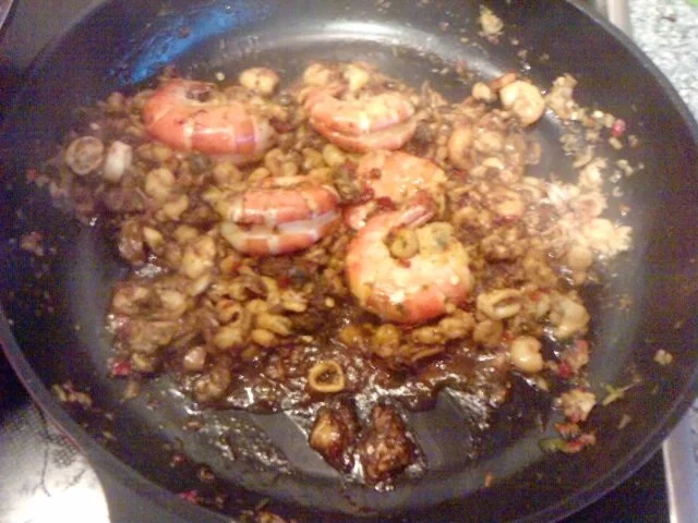 Rezept: NUDELWOK SZECHUAN MIT MARINIERTEN MEERESFRÜCHTEN UND SCAMPI IN SCHALE GEWORFEN Bild Nr. 10 NUDELWOK SZECHUAN MIT MARINIERTEN MEERESFRÜCHTEN UND SCAMPI IN SCHALE GEWORFEN - Rezept - Bild Nr. 10