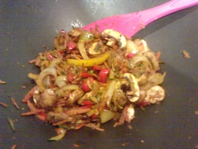 Rezept: NUDELWOK SZECHUAN MIT MARINIERTEN MEERESFRÜCHTEN UND SCAMPI IN SCHALE GEWORFEN Bild Nr. 11 NUDELWOK SZECHUAN MIT MARINIERTEN MEERESFRÜCHTEN UND SCAMPI IN SCHALE GEWORFEN - Rezept - Bild Nr. 11