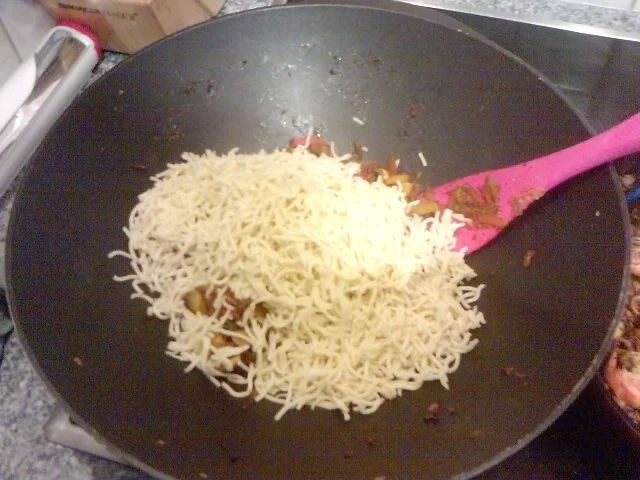 Rezept: NUDELWOK SZECHUAN MIT MARINIERTEN MEERESFRÜCHTEN UND SCAMPI IN SCHALE GEWORFEN Bild Nr. 12 NUDELWOK SZECHUAN MIT MARINIERTEN MEERESFRÜCHTEN UND SCAMPI IN SCHALE GEWORFEN - Rezept - Bild Nr. 12