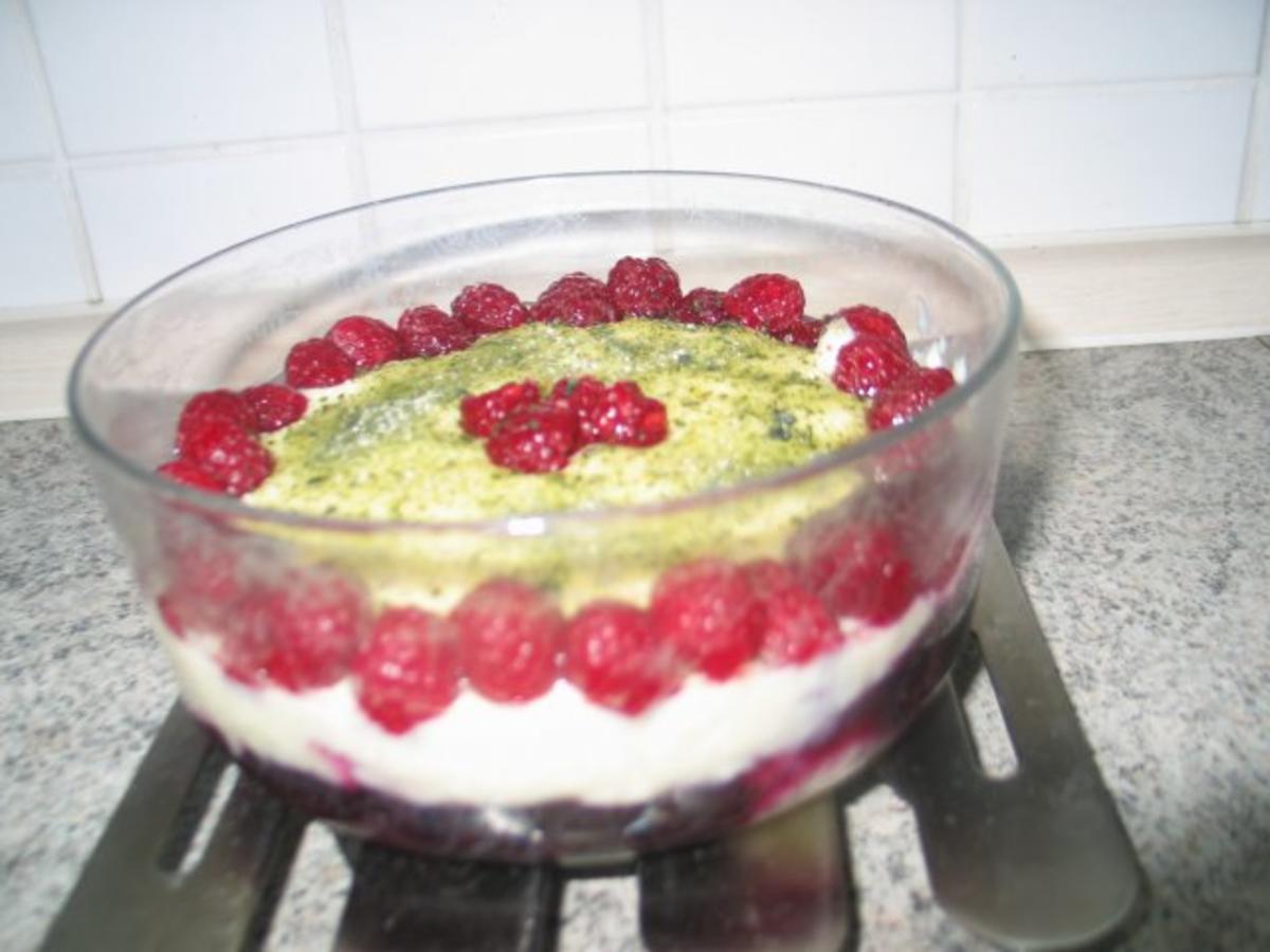 Bilder für Süßspeisen + Desserts: Einfacher Vanillepudding mit dreierlei Obst - Rezept