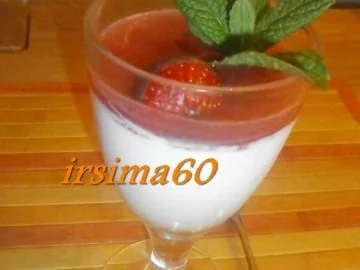 Joghurtcreme mit Erdbeeren und Minze - Rezept