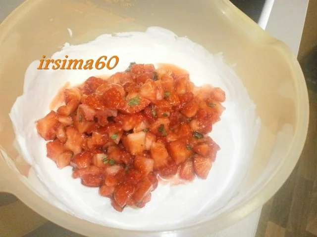 Joghurtcreme mit Erdbeeren und Minze - Rezept - Bild Nr. 8