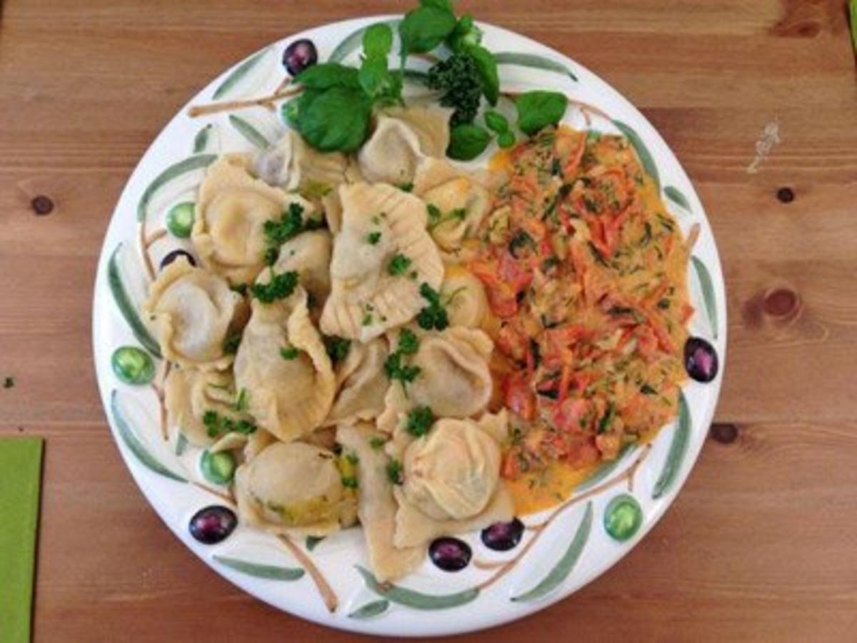 Selbstgemachte Ravioli mit zwei Füllungen und Tomaten-Kräuter-Soße ...