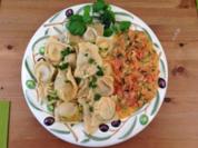 Selbstgemachte Ravioli mit zwei Füllungen und Tomaten-Kräuter-Soße - Rezept