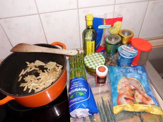 Pfannengericht: Grüner Spargel-Garnelen-Weinrahm-Pfanne mit Nudeln - Rezept - Bild Nr. 2