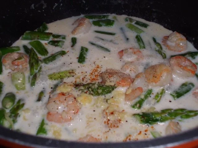 Pfannengericht: Grüner Spargel-Garnelen-Weinrahm-Pfanne mit Nudeln - Rezept - Bild Nr. 3