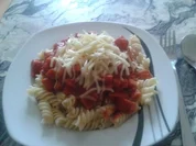 Nudeln mit Jagdwurst und Tomatensoße - Rezept