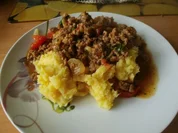 Herzhaftes Kartoffelzwiebelpüree mit Hackfleischsoße - Rezept