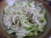 Griechischen Kräuter-Sahnejoghurt an gehobelten Gurken-Zwiebel-Salat mit Pellkartoffeln - Rezept