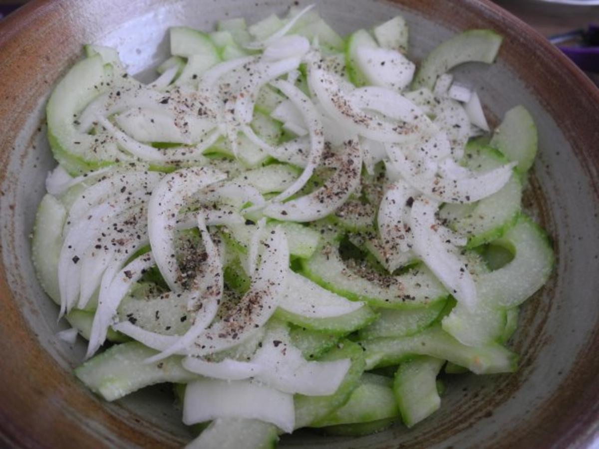 Bilder für Griechischen Kräuter-Sahnejoghurt an gehobelten Gurken-Zwiebel-Salat mit Pellkartoffeln - Rezept