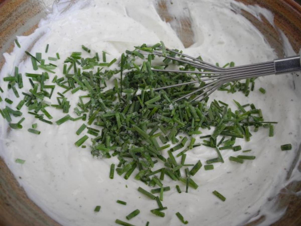 Griechischen Kräuter-Sahnejoghurt an gehobelten Gurken-Zwiebel-Salat mit Pellkartoffeln - Rezept - Bild Nr. 2