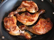 Geflügel : Ingwer - Pfeffer - Hähnchenschenkel an Spargelspitzen in Soße - Rezept