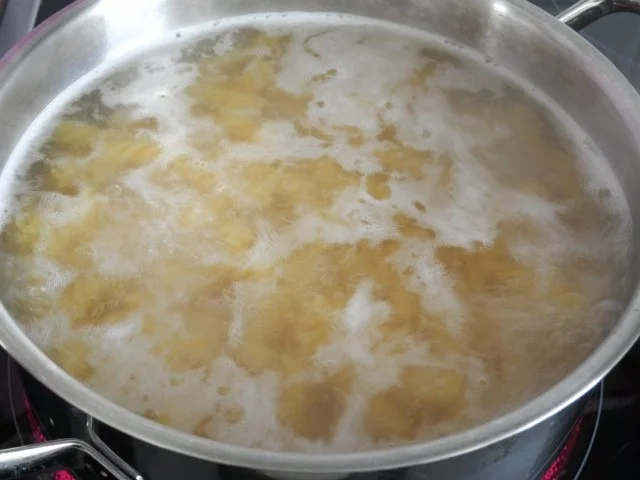 Rezept: Unter 30 Minuten : Fussili an Tomaten-Paprika-Soße mit Zucchini und Tomaten Bild Nr. 3 Unter 30 Minuten : Fussili an Tomaten-Paprika-Soße mit Zucchini und Tomaten - Rezept - Bild Nr. 3