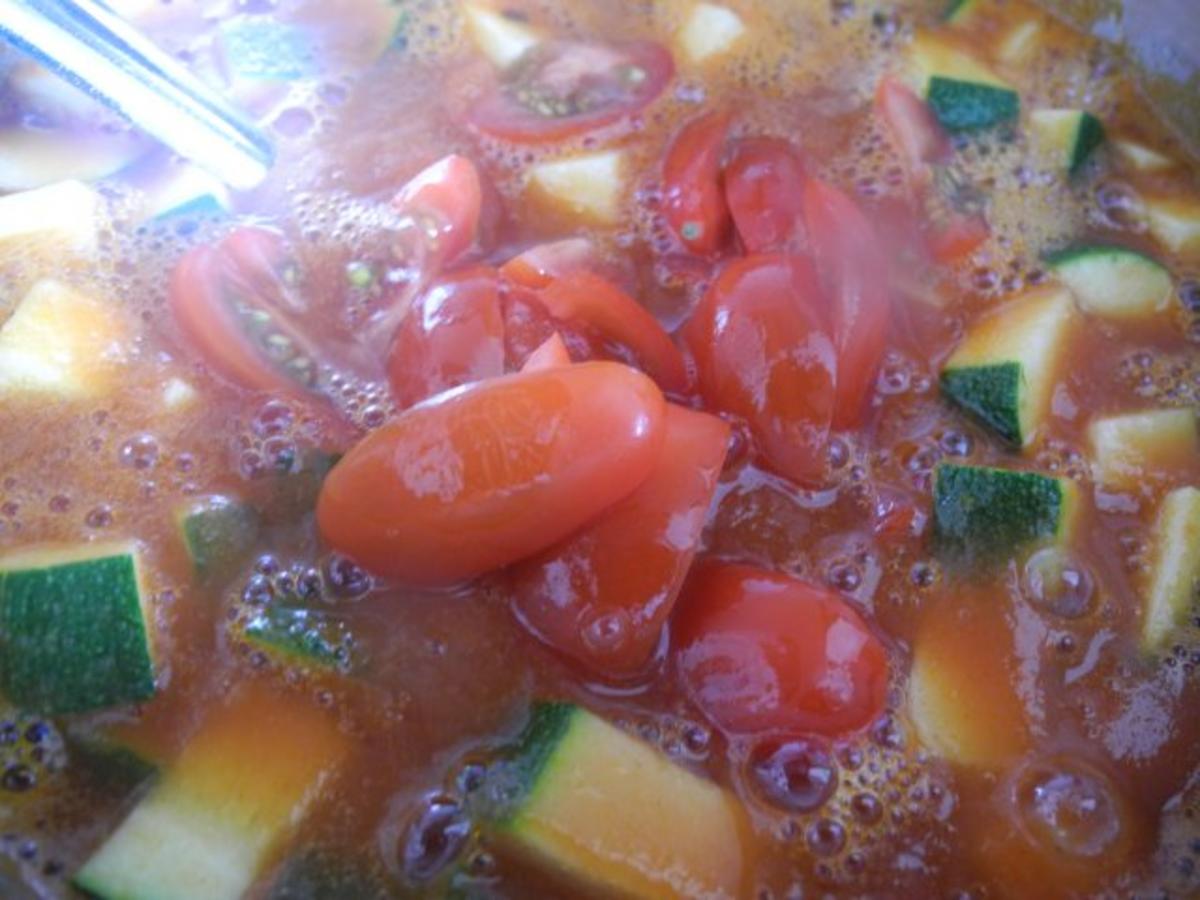 Unter 30 Minuten : Fussili an Tomaten-Paprika-Soße mit Zucchini und Tomaten - Rezept - Bild Nr. 9