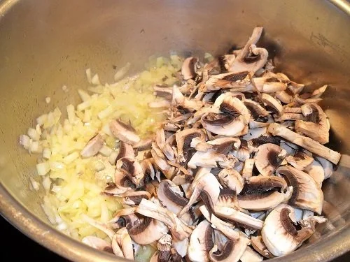 Rezept: Champignon-Cremesuppe Bild Nr. 6 Champignon-Cremesuppe - Rezept - Bild Nr. 6