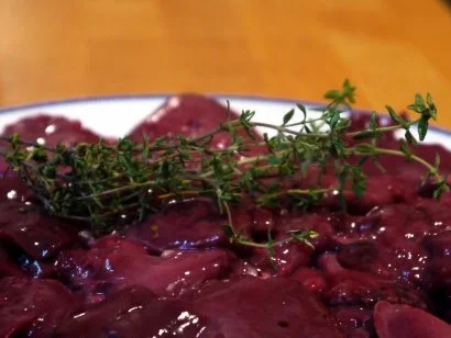 Beluga-Linsen-Salat mit glasierter Geflügelleber - Rezept - Bild Nr. 11