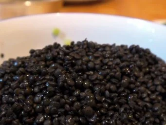 Beluga-Linsen-Salat mit glasierter Geflügelleber - Rezept - Bild Nr. 12