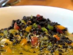 Beluga-Linsen-Salat mit glasierter Geflügelleber - Rezept - Bild Nr. 13