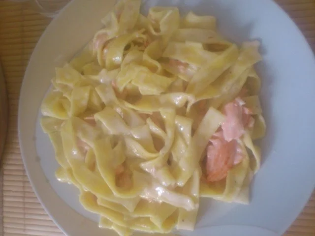 Rezept: Nudeln mit Lachs und Sahne soße Nudeln mit Lachs und Sahne soße - Rezept