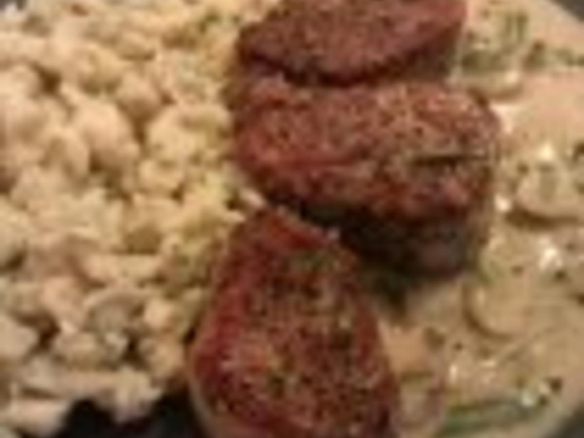 Schweinefiletmedaillons mit Kräuterknöpfle und Champignoncremesoße ...