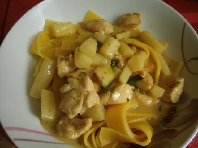 Rezept: Hähnchengulasch mit Spargel Hähnchengulasch mit Spargel - Rezept