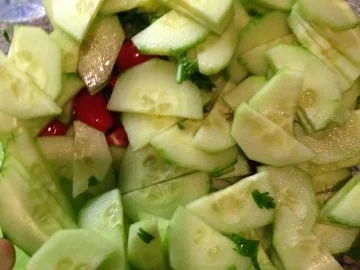 Rezept: Grüner-Tomaten-Gurken Salat Bild Nr. 2 Grüner-Tomaten-Gurken Salat - Rezept - Bild Nr. 2