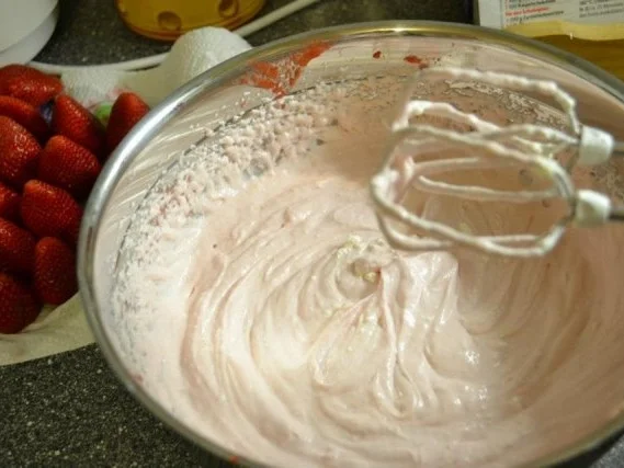 Stracciatella – Erdbeer – Schoko – Torte - Rezept - Bild Nr. 3