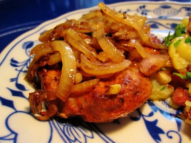 Rezept: Nackensteaks mit vielen Zwiebeln ... Nackensteaks mit vielen Zwiebeln ... - Rezept