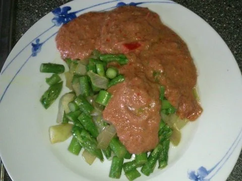 Rezept: Grüner Spargel mit Tomaten-Paprika Creme Grüner Spargel mit Tomaten-Paprika Creme - Rezept