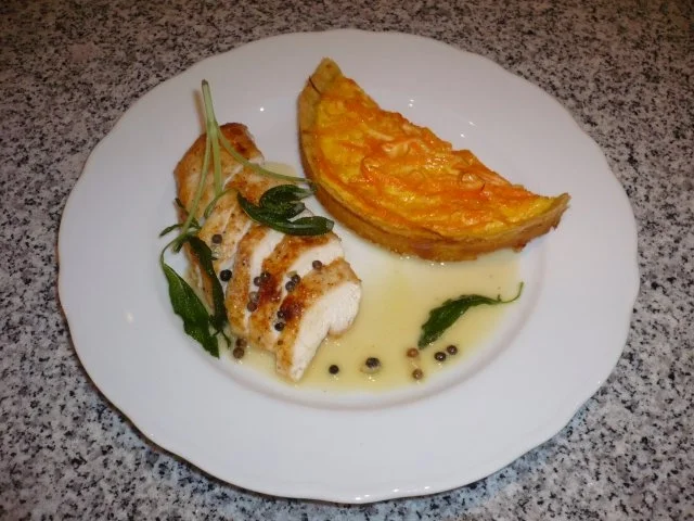 Gebratene Hähnchenbrust mit weißer Pfeffersoße und Karottenquiche - Rezept