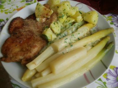Rezept: Wiener Schnitzel mit Sahnekartöffelchen und Spargelgemüse nach Diana´s Art Wiener Schnitzel mit Sahnekartöffelchen und Spargelgemüse nach Diana´s Art - Rezept