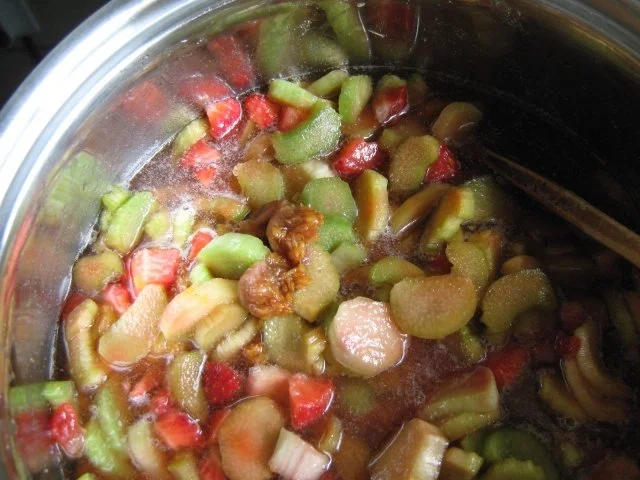 Rezept: Rhabarber-Erdbeer-Feigen-Marmelade Bild Nr. 2 Rhabarber-Erdbeer-Feigen-Marmelade - Rezept - Bild Nr. 2