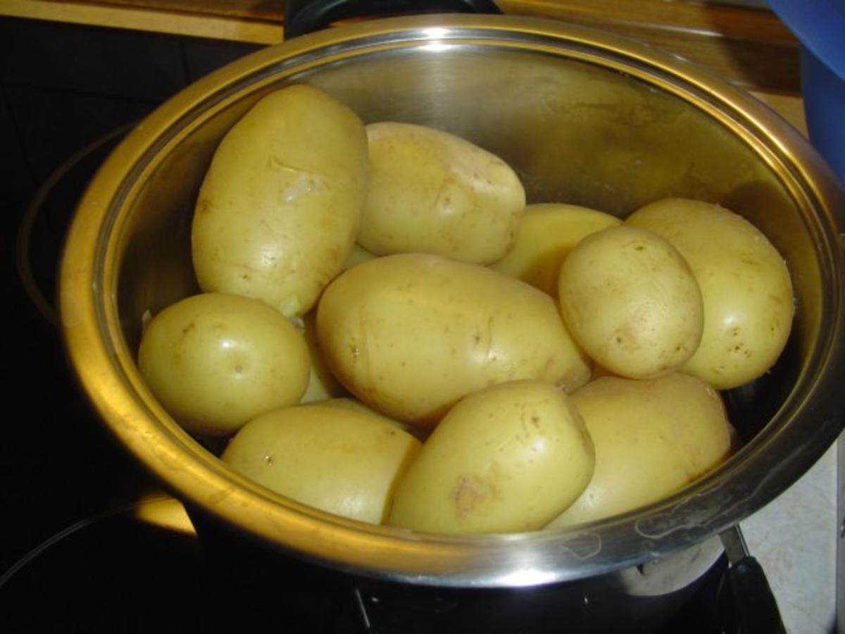 Fleischpflanzerl, Petersilkartoffel und Weißkrautgemüse - Rezept - Bild Nr. 3
