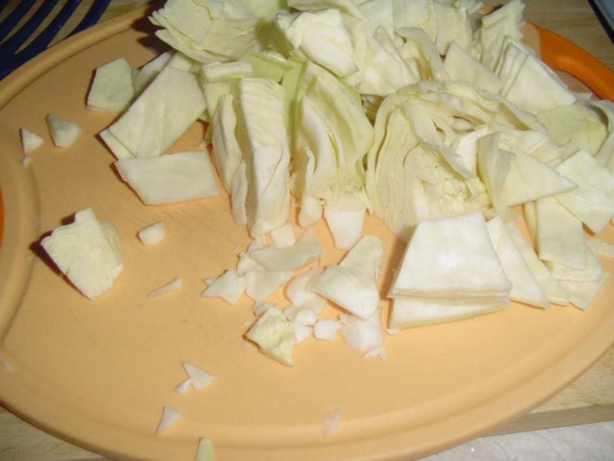 Fleischpflanzerl, Petersilkartoffel und Weißkrautgemüse - Rezept - Bild Nr. 4