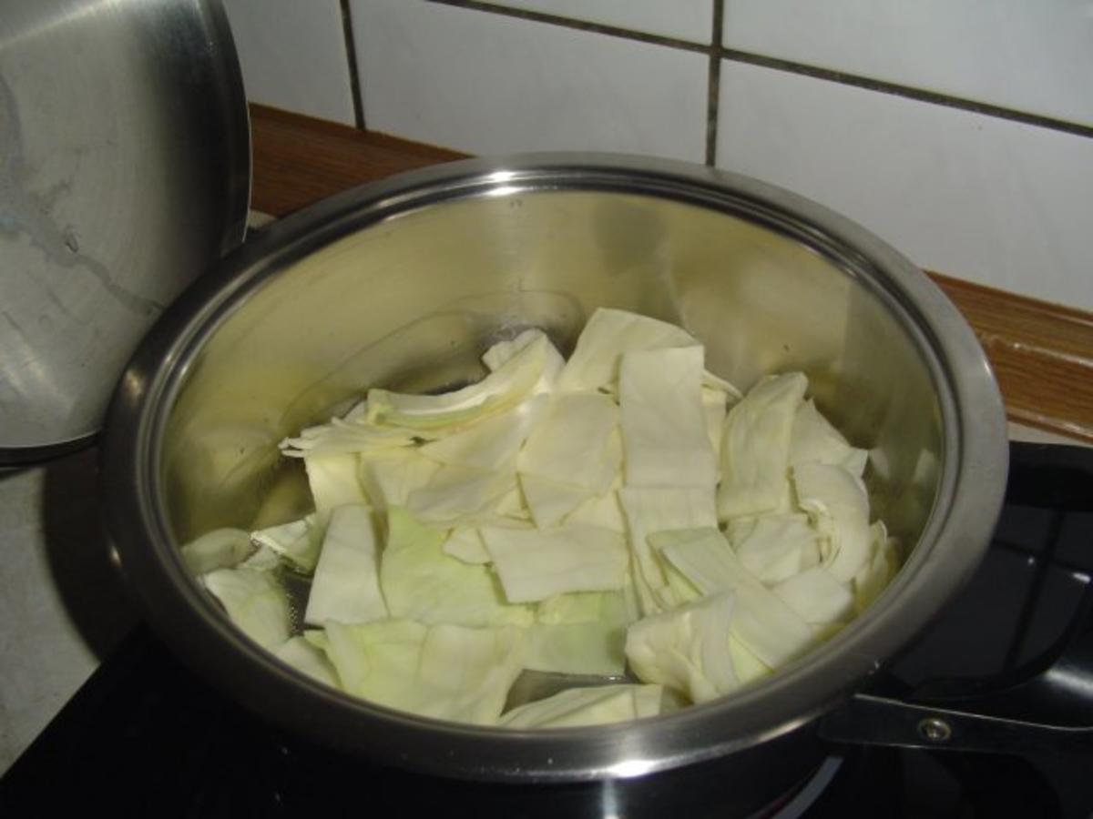 Fleischpflanzerl, Petersilkartoffel und Weißkrautgemüse - Rezept - Bild Nr. 5