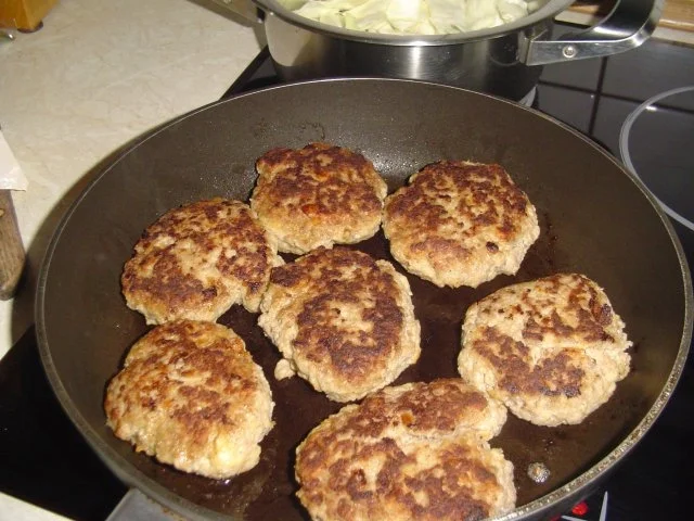 Fleischpflanzerl, Petersilkartoffel und Weißkrautgemüse - Rezept - Bild Nr. 7