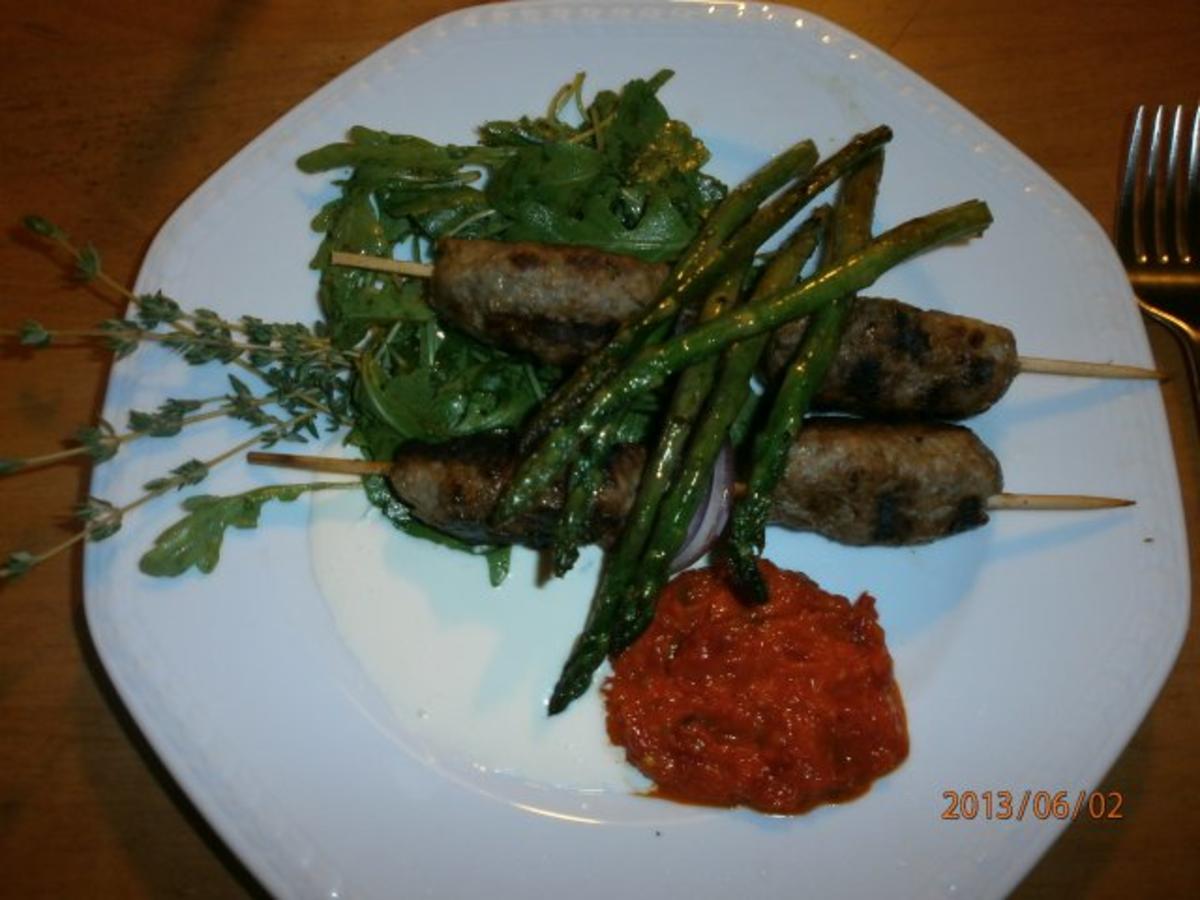 Bilder für Cevapcici mit gegrilltem Babyspargel - Rezept