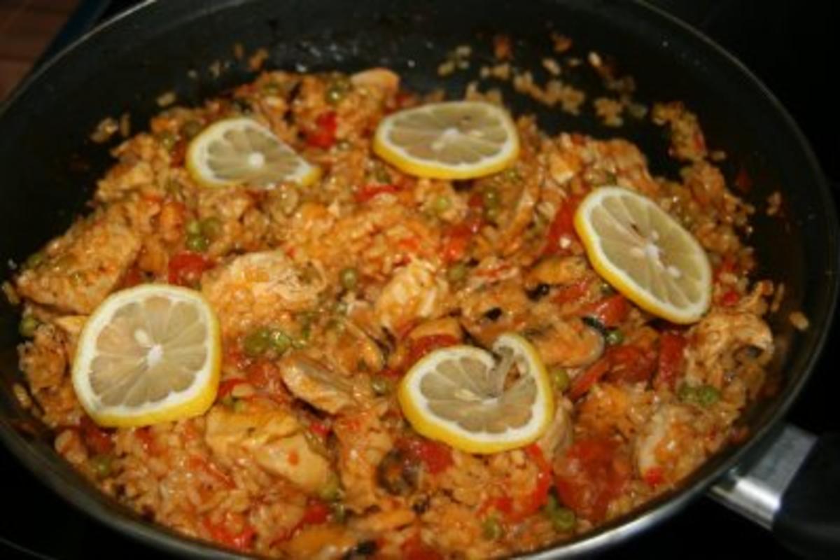 Paella mit Miesmuscheln Konserve abgetropft und Schweinefleisch ...