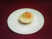 Ananasring auf Scones mit Clotted Cream und Orangenmarmelade - Rezept