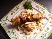 Fleischspieß auf Nudelsalat - Rezept