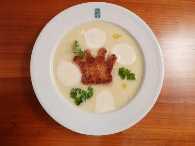 Rezept: Karamellisierte Selleriecreme-Suppe mit Trüffelöl und feiner Kröncheneinlage Karamellisierte Selleriecreme-Suppe mit Trüffelöl und feiner Kröncheneinlage - Rezept