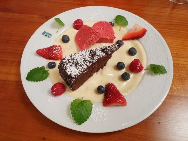 Amélies Schokoladentarte auf Vanillespiegel, Himbeerparfait und frischen Früchten - Rezept