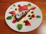 Amélies Schokoladentarte auf Vanillespiegel, Himbeerparfait und frischen Früchten - Rezept